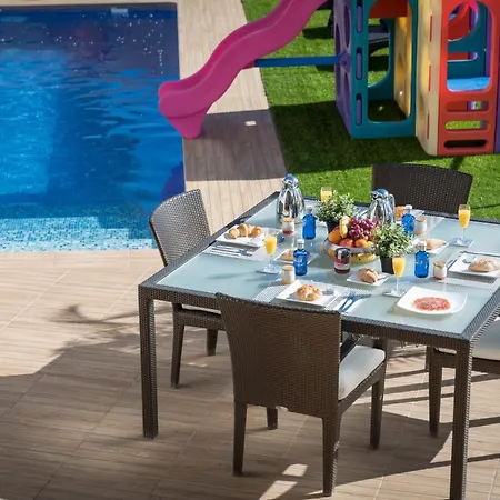 Homeforguest With Sea Views, Pool, Gym, Cinema And Proaudio *
