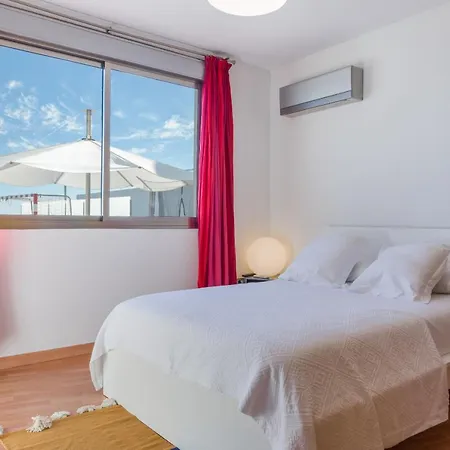 Homeforguest With Sea Views, Pool, Gym, Cinema And Proaudio